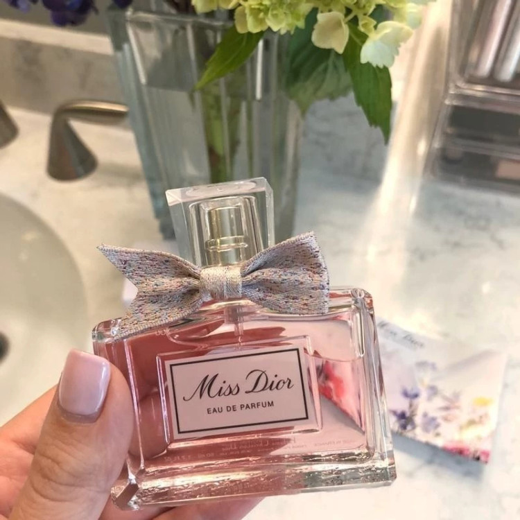 عطر میس دیور - یک گرم تضمینی Miss Dior اسانس اصل و خالص با کیفیت عالی و ماندگاری بالا