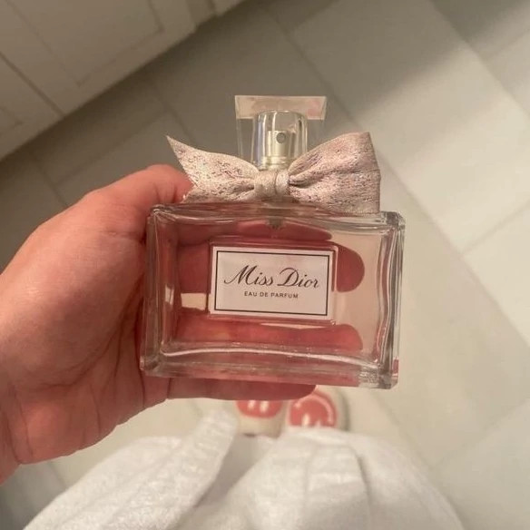 عطر میس دیور - یک گرم تضمینی Miss Dior اسانس اصل و خالص با کیفیت عالی و ماندگاری بالا