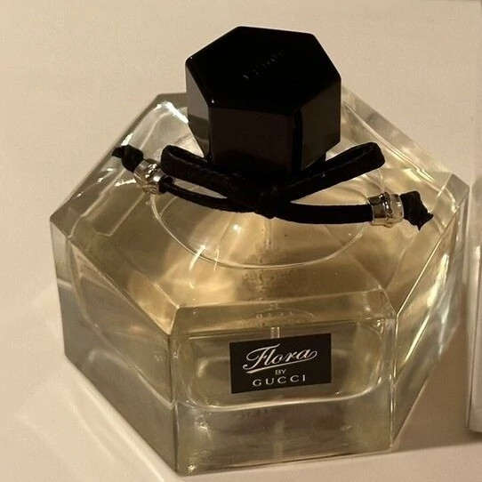 عطر گوچی فلورا - یک گرم تضمینی Gucci Flora اسانس اصل و خالص با کیفیت و ماندگاری فوق العاده
