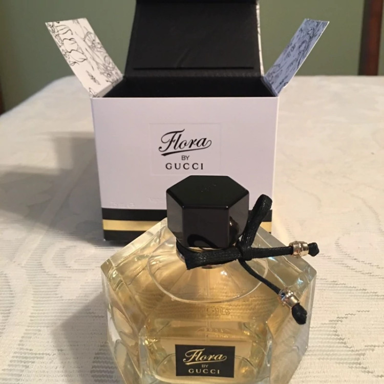 عطر گوچی فلورا - یک گرم تضمینی Gucci Flora اسانس اصل و خالص با کیفیت و ماندگاری فوق العاده