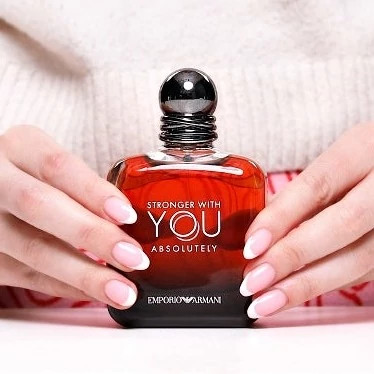 عطر استرانگر ویت یو ابسولوتلی - یک گرم تضمینی Stronger With You Absolutely اسانس اصل و خالص با کیفیت و ماندگاری عالی