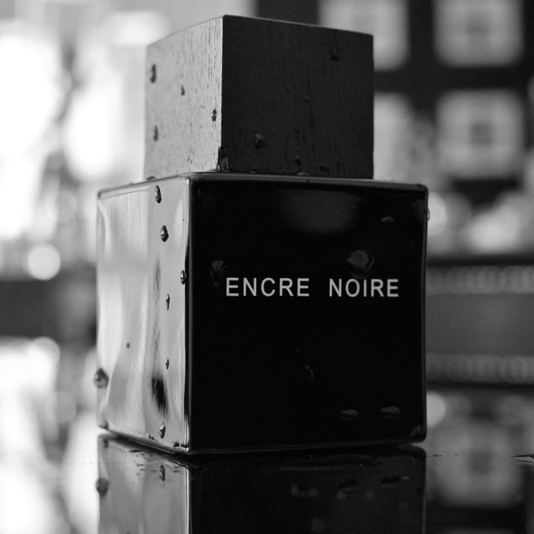 عطر لالیک انکر نویر - یک گرم تضمینی Lalique Encre Noir اسانس اصل و خالص با کیفیت و ماندگاری بالا