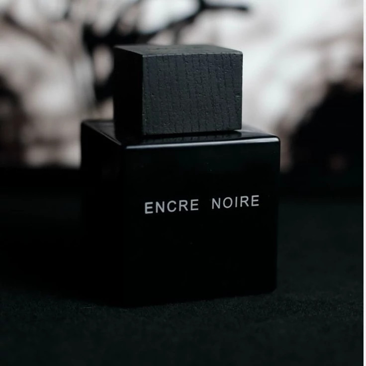 عطر لالیک انکر نویر - یک گرم تضمینی Lalique Encre Noir اسانس اصل و خالص با کیفیت و ماندگاری بالا
