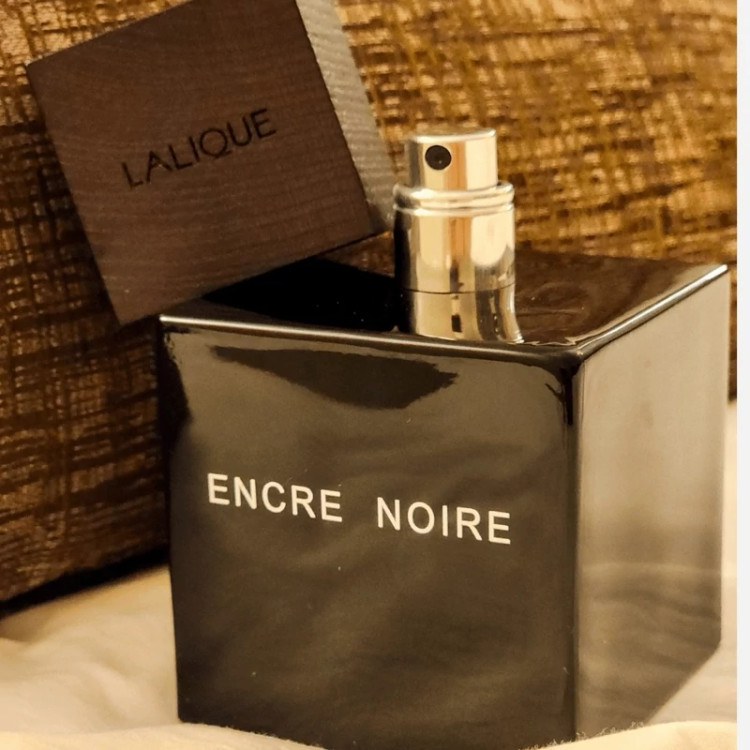عطر لالیک انکر نویر - یک گرم تضمینی Lalique Encre Noir اسانس اصل و خالص با کیفیت و ماندگاری بالا