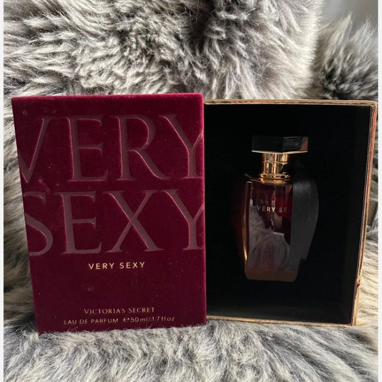 عطر وری سک3ی - یک گرم تضمینی Victoria secret very sek3y اسانس اصل و خالص با کیفیت عالی و ماندگاری بالا